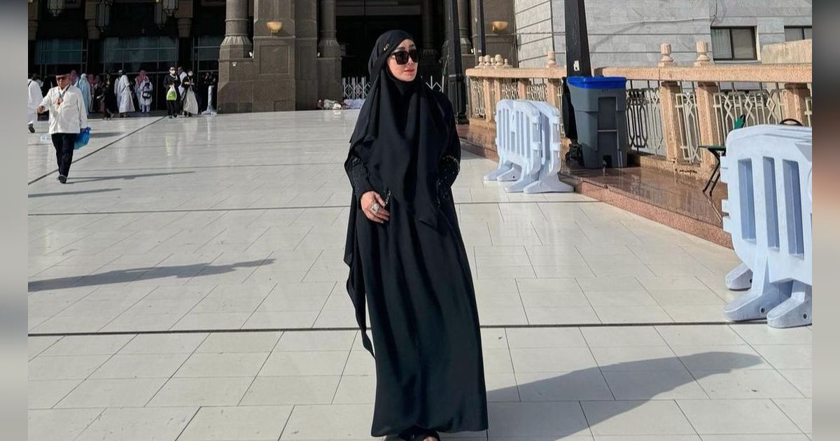 Adu Gaya Rieta Amalia VS Amy Qanita di Mekah, Disebut Lebih Gaul dari Anak-Anaknya