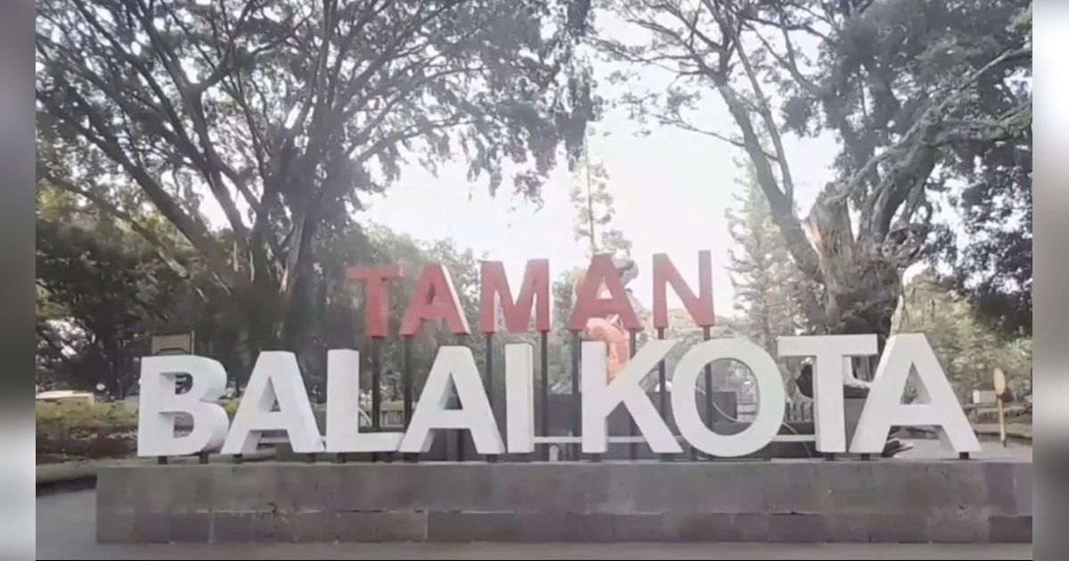 Menjelajah di Taman Balai Kota Bandung, Taman Tertua dengan Pemandangan Bunga Warna-warni dan Sungai Tengah Kota