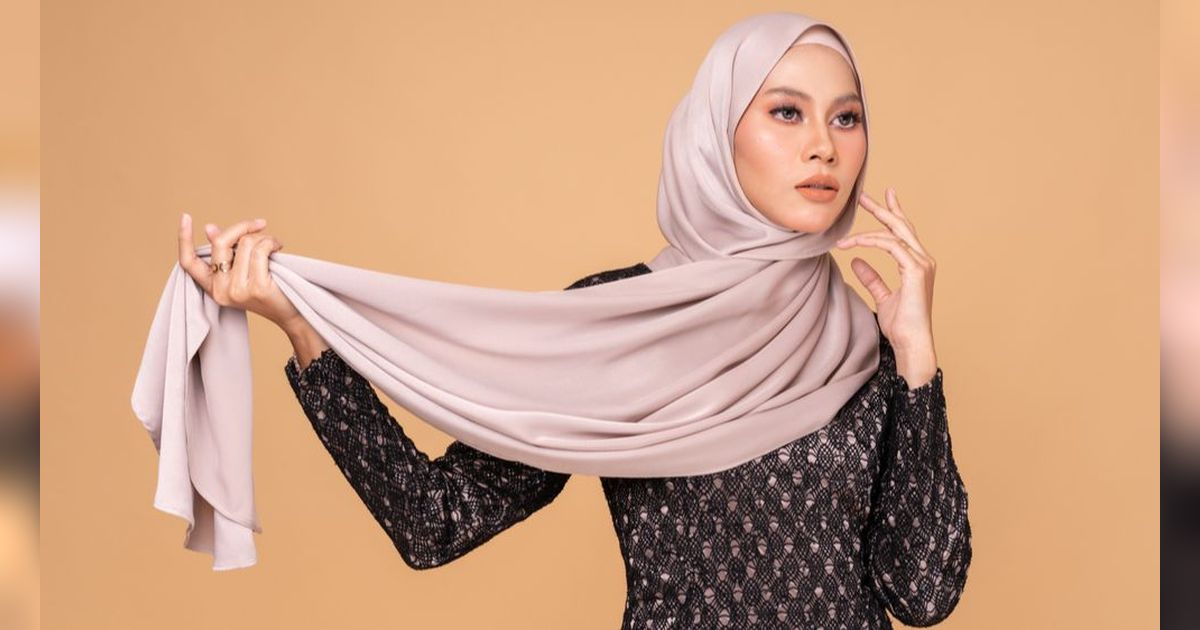 Bikin Hijab dan Pakaianmu Tetap Wangi, Segar dan Bebas Bau Apek Seharian dengan Royale Parfum Series by SoKlin Hijab Black Velvet