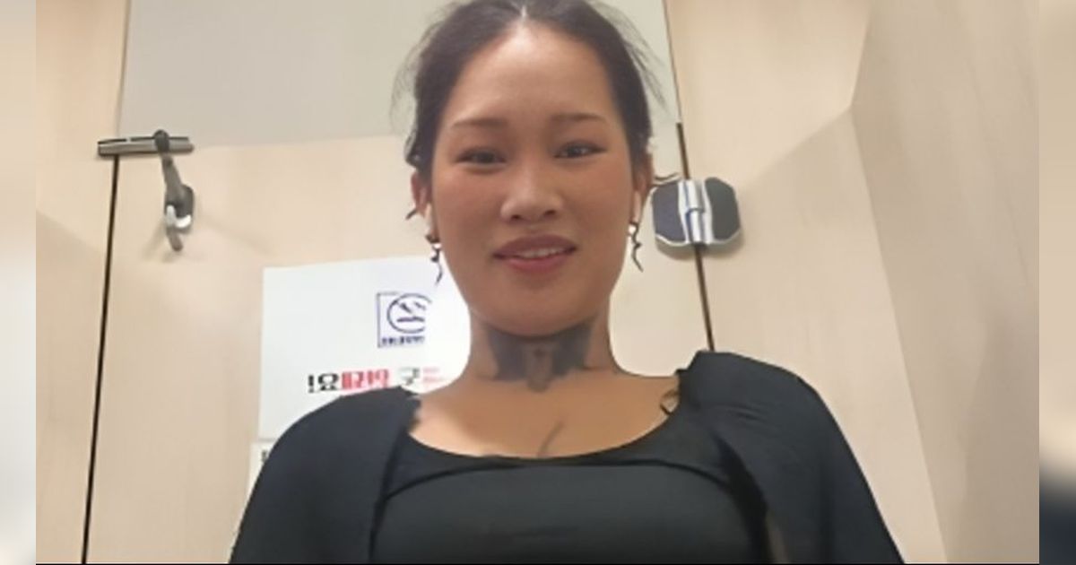 Pakai Baju Serba Hitam dan Lengan Panjang, Pekerja Wanita Ini Masih Kena Tegur Atasannya