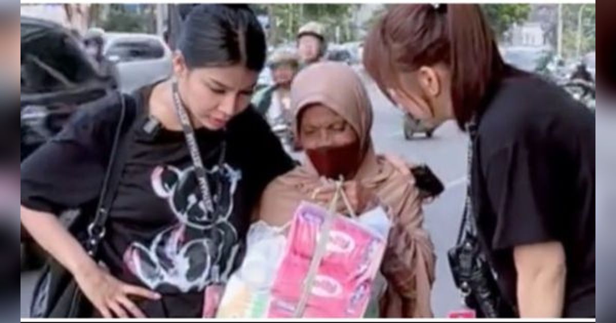 Momen Wanita Ajak Ibu Penjual Tisu untuk Belanja ke Mal Ini Viral, Tuai Pujian