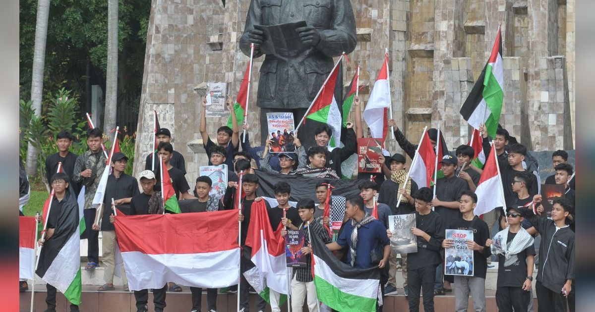 FOTO: Puluhan Pemuda Gelar Aksi Solidaritas untuk Palestina di Tugu Proklamasi