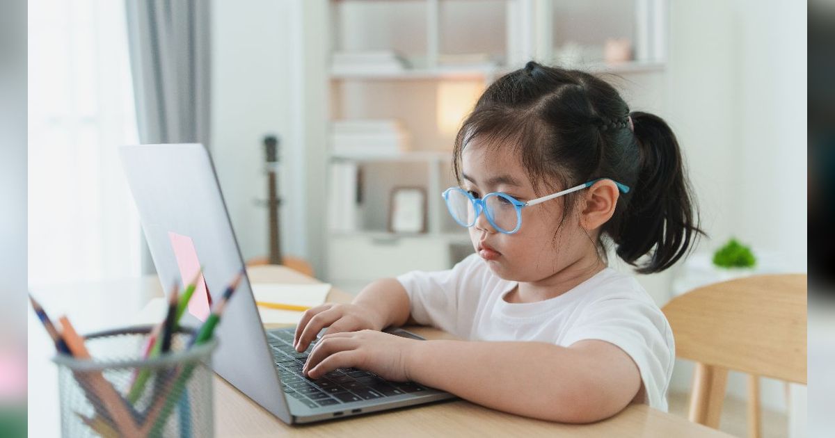 4 Kiat Agar Anak Lebih Percaya Diri Memakai Kacamata