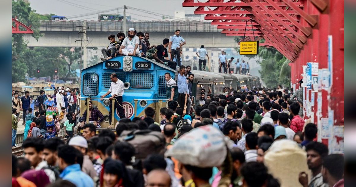 FOTO: Suasana Mudik Jelang Iduladha di Bangladesh, Ribuan Orang Berdesakan Naik Kereta Sampai Panjat Atap