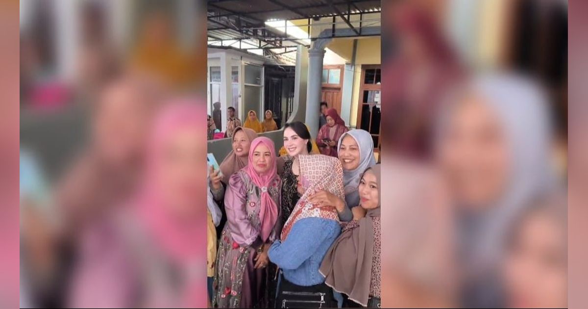 Potret Cantik Arumi Bachsin saat Hadir di Acara Kondangan, 'Dicegat' Ibu-ibu yang Ingin Foto Bareng