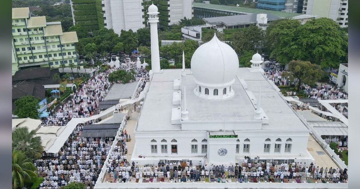 FOTO: Umat Muslim di Masjid Agung Al-Azhar Saat Melaksanakan Salat Iduladha 2024