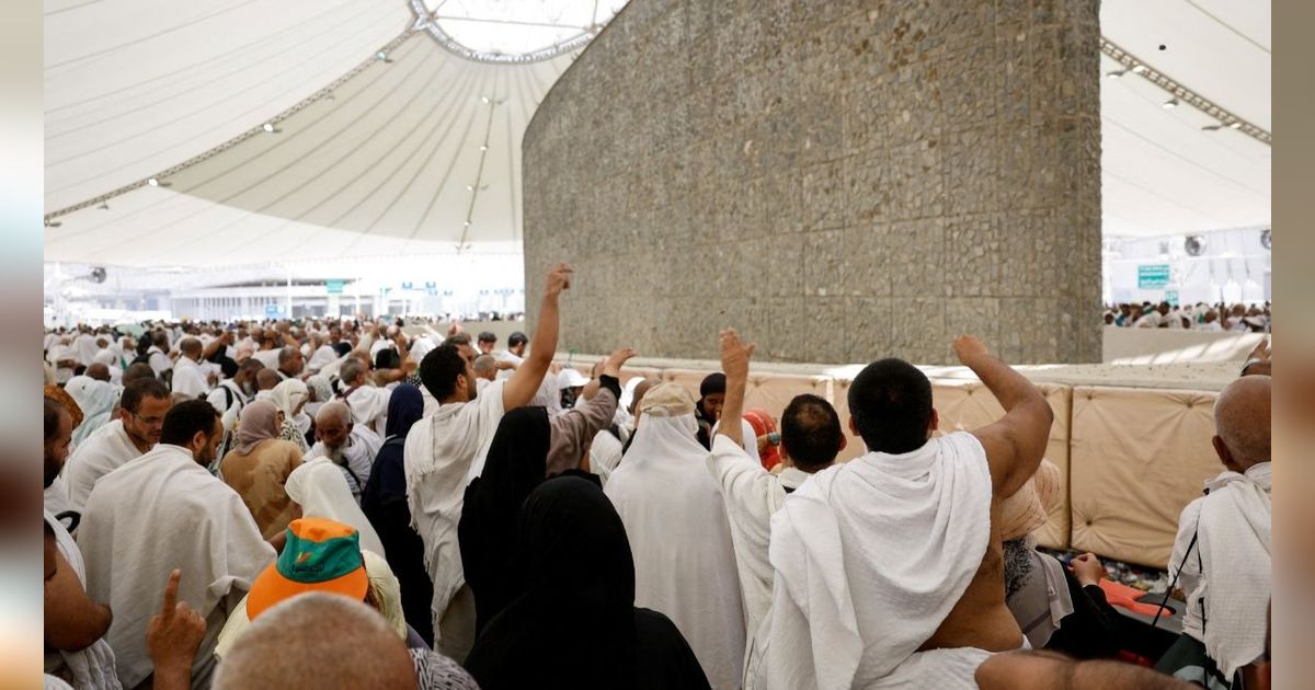 FOTO: Setelah Wukuf Arafah, Jemaah Haji Seluruh Dunia Mulai Melempar Jumrah di Mina