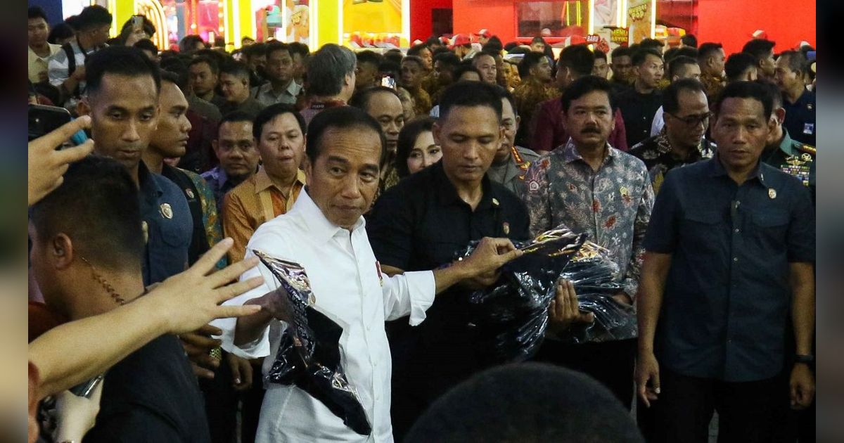 Jokowi Ngevlog Sambil Santap Mi Pedas di Semarang