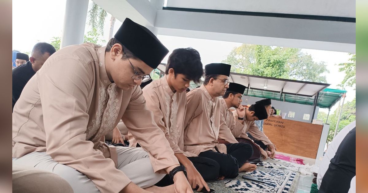 Bertema Cokelat, Anies dan Keluarga Salat Iduladha di Masjid Babul Khoirot Lebak Bulus