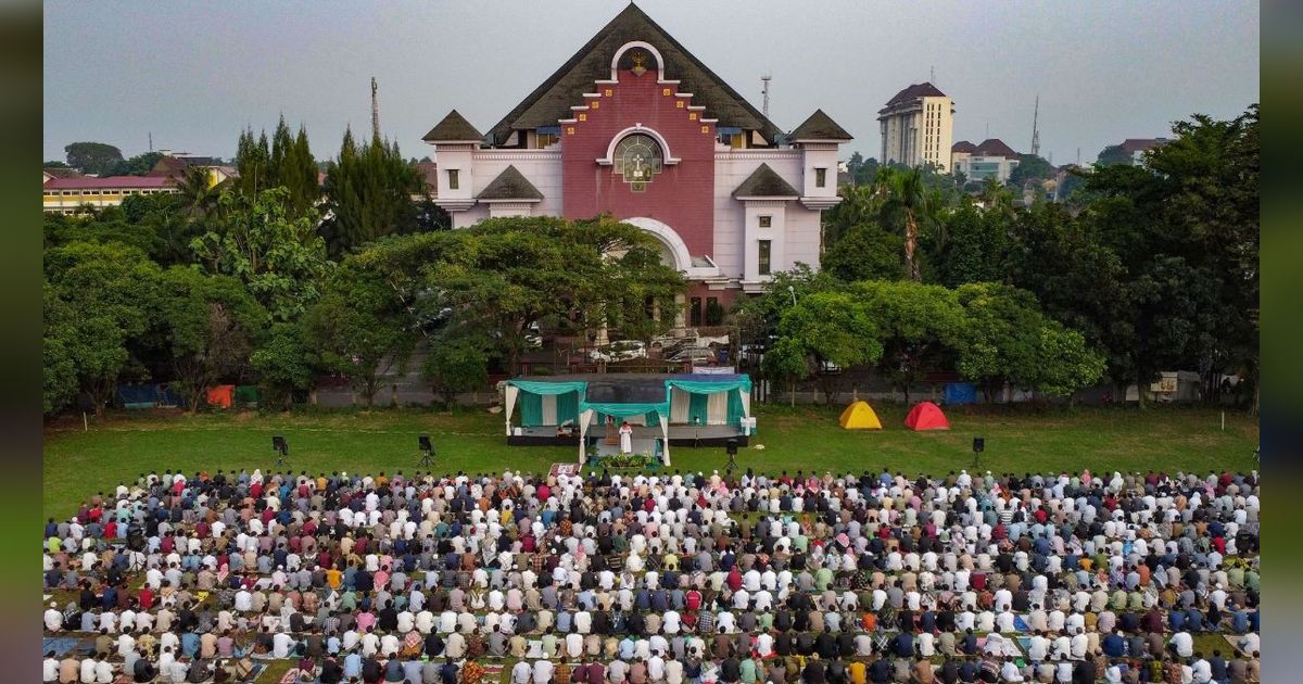 FOTO: Indahnya Toleransi di Depok, Salat Iduladha Berlangsung Damai di Depan Gereja Bethel Indonesia