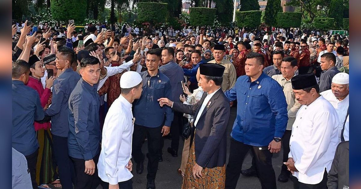 VIDEO: Menengok Gaya Presiden Jokowi Bersarung Batik Resapi Gema Takbir Salat Iduladha