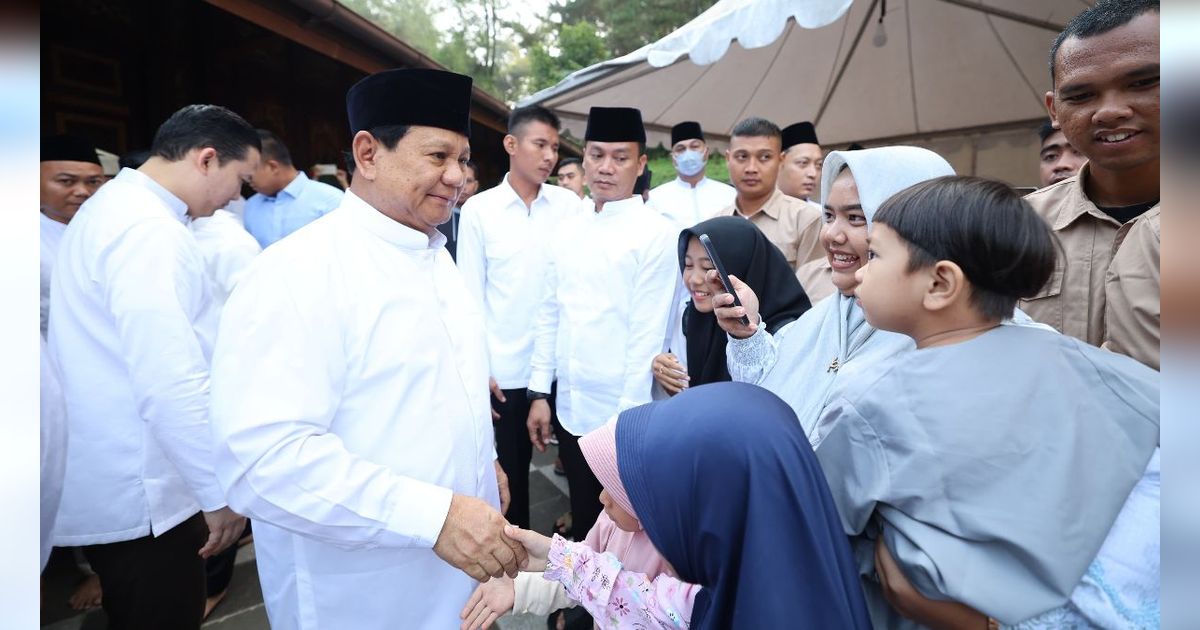 VIDEO: Ketegasan Prabowo Luluh, Cium Anak-Anak Usai Salat Iduladha di Hambalang