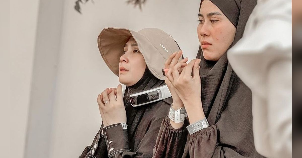 Ngeluh Panas, 9 Potret Nagita Slavina Pakai AC di Leher Saat Haji, Harganya Setara AC Rumah