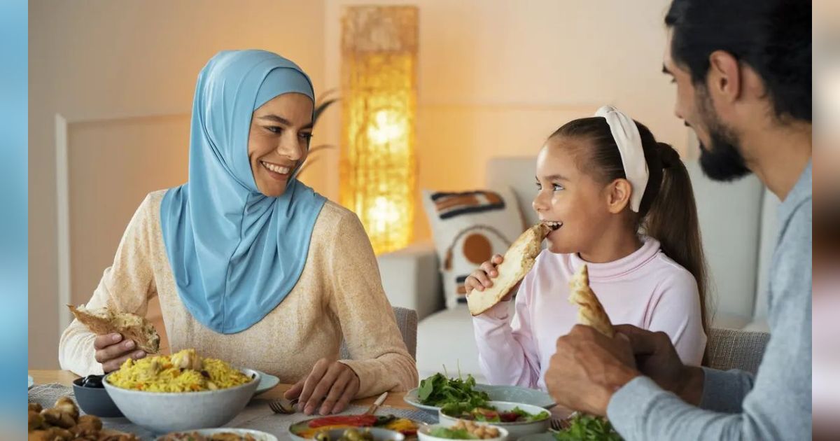 Cara Duduk Makan Rasulullah, Begini Adabnya agar Bisa Dijadikan Teladan