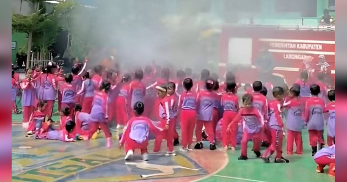 Bukan Wisuda, Acara Kelulusan Murid TK Ini Bikin 'Pesta Air' Bareng Damkar