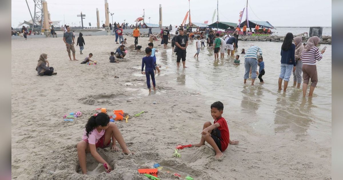 FOTO: Cuti Bersama Iduladha, 22.000 Pengunjung Habiskan Waktu Liburan di Pantai Ancol