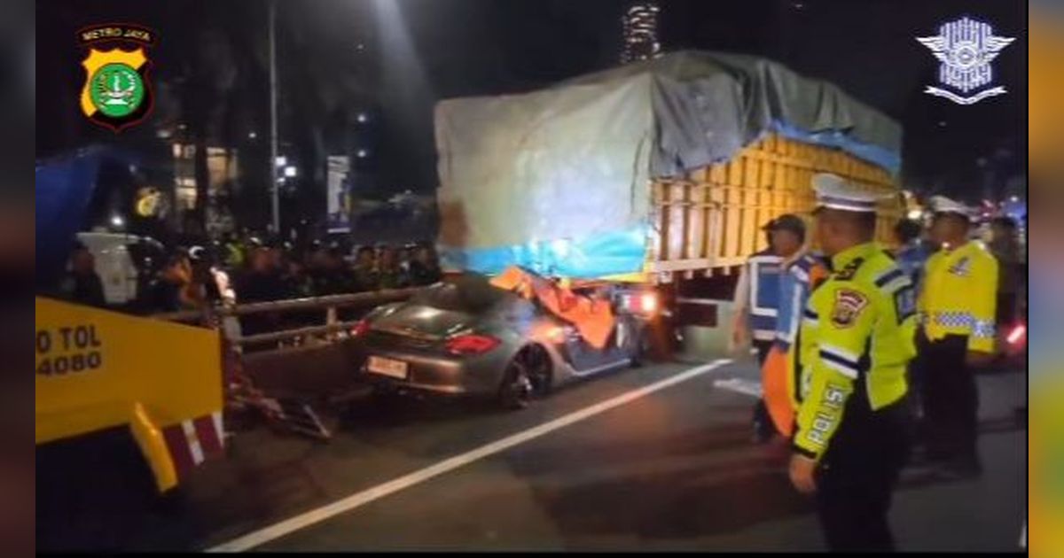 Detik-detik Mobil Porsche Seruduk Truk di Tol Dalam Kota, Pengemudi Tewas