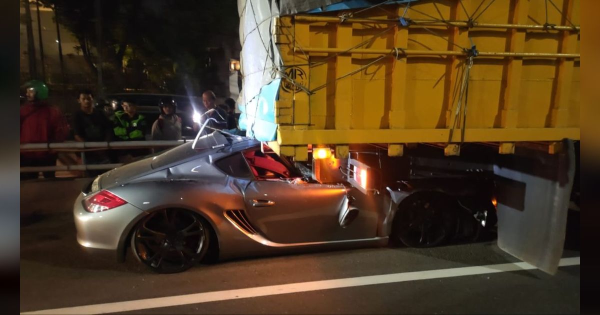 Kronologi Lengkap Kecelakaan Maut Porsche Tabrak Truk Sampai Tersangkut 150 Meter