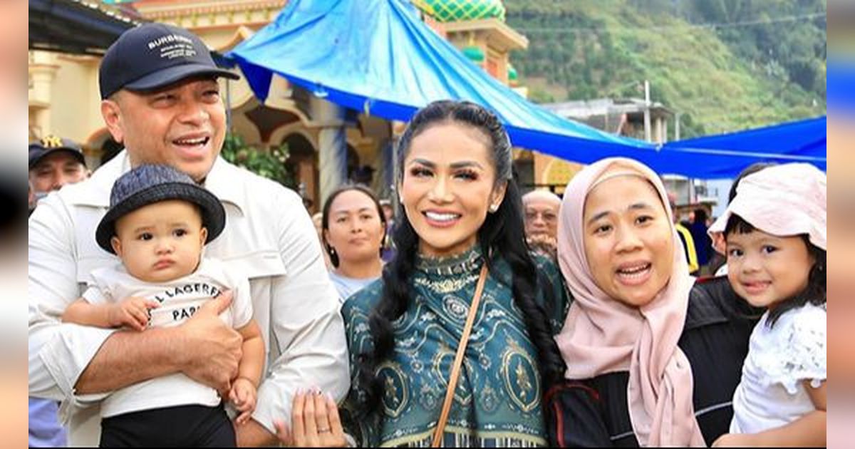 Potret Kris Dayanti Ajak Ameena dan Azura Pulang Kampung