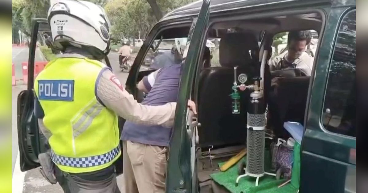Mobil Pasien Cuci Darah Mogok di Tengah Jalan, Datang Polisi Aksinya Jadi Sorotan