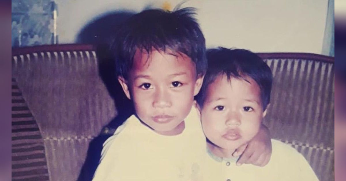 Anak Laki-laki Bersama Adiknya Ini Sekarang Jadi Komika Terkenal, Coba Tebak?