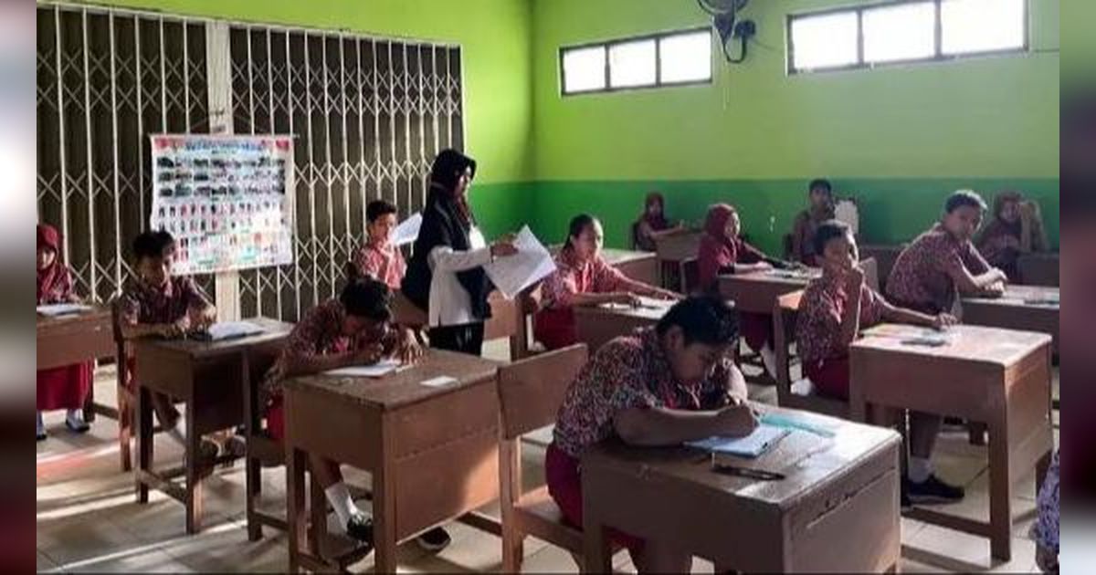 Mengabdi Jadi Guru Honorer Selama 20 Tahun, Ibu Ini Dilantik Jadi ASN Bersamaan dengan Anaknya, Kisah Perjuangan yang Inspiratif