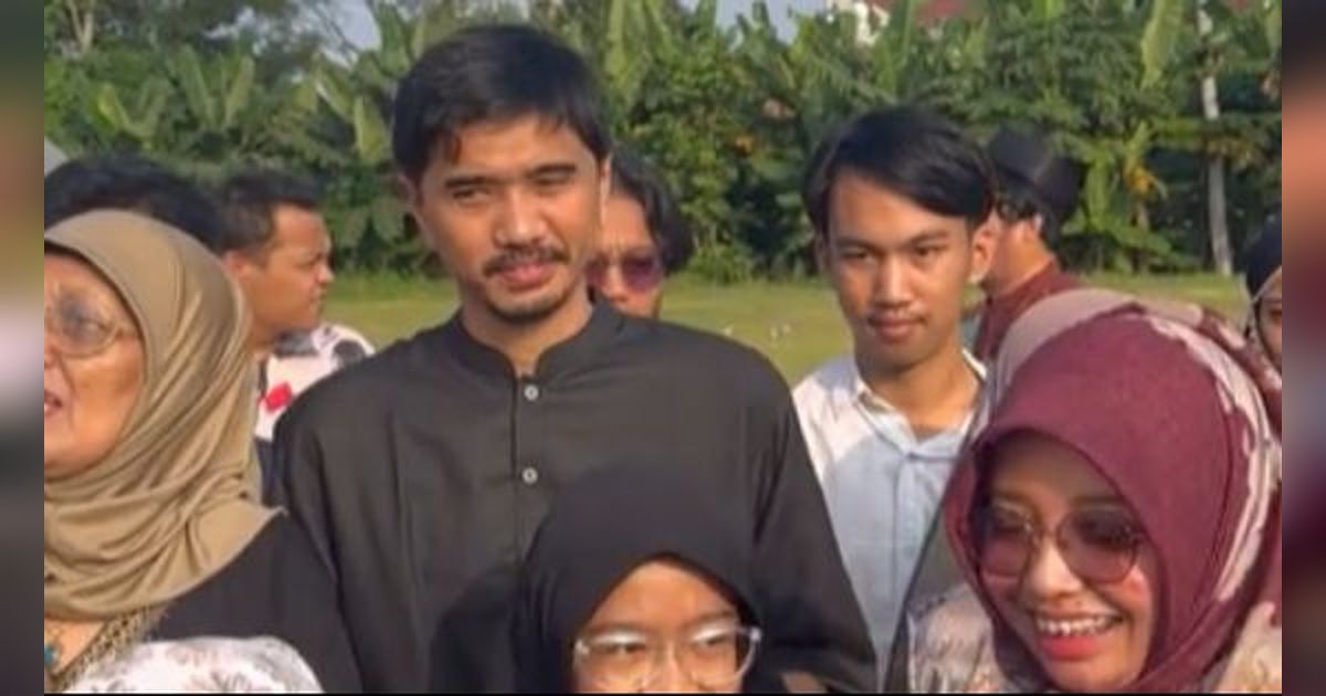Viral Duta Sheila on 7 Dikerubutin Emak-Emak Usai Sholat Idul Adha
