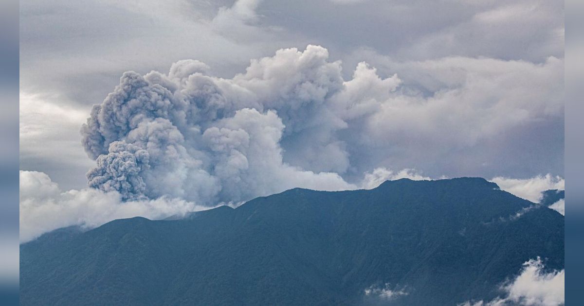 Gunung Marapi Kembali Erupsi, Tinggi Abu Vulkanik Capai 1.000 Meter di Atas Puncak