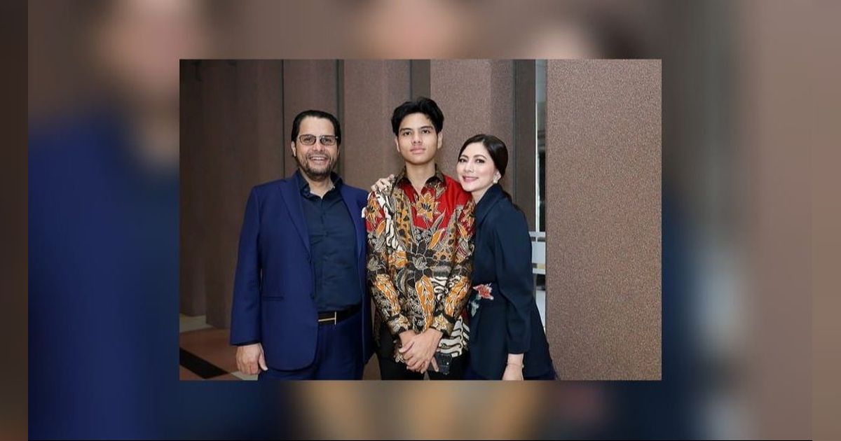 Potret Ganteng Xavier Putra Cut Keke di Momen Wisuda, Penampilannya Bikin Salfok