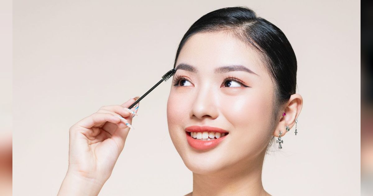 Jangan Pakai Flat Brush Saat Aplikasikan Concealer di Alis, Ganti dengan Kuas Ini