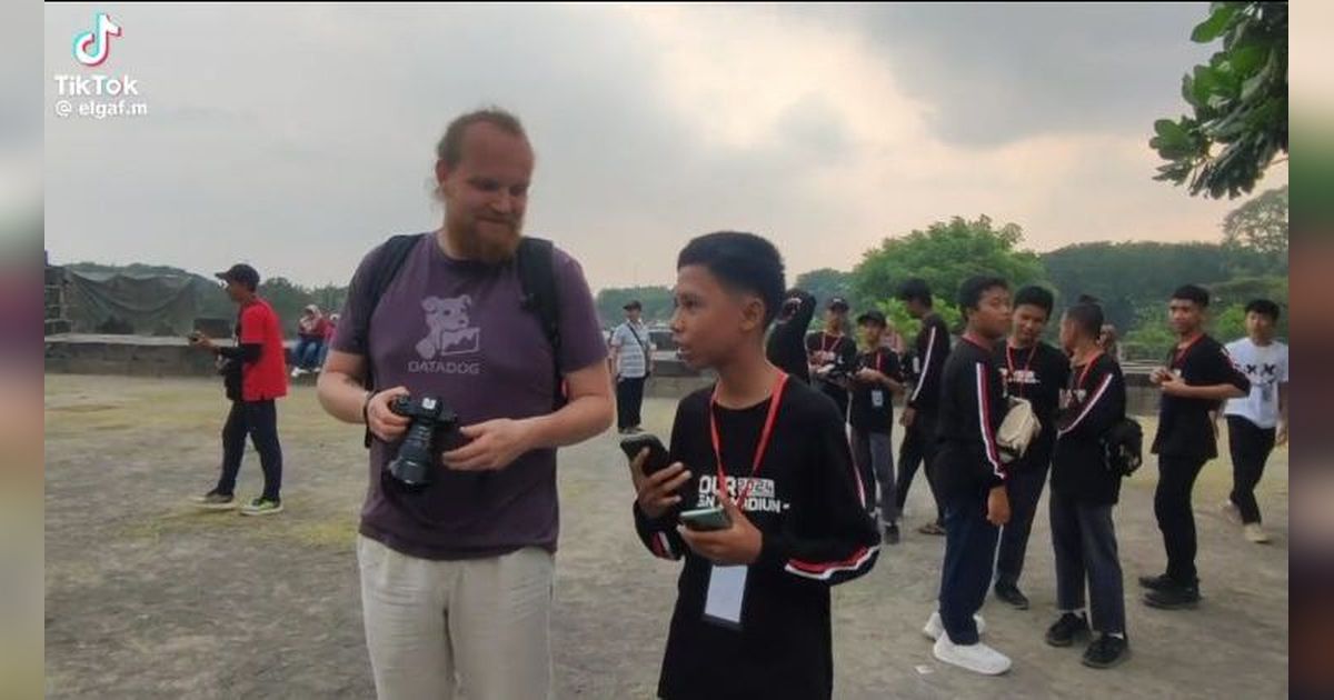 Video Tugas Sekolah Anak SMP untuk Wawancara Bule Ini Viral, Tuai Pujian