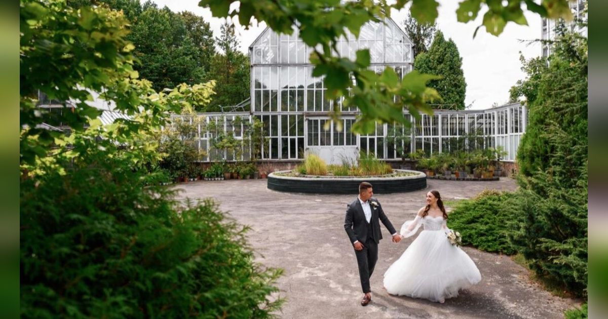 Intip Momen Seru 330 Pasangan di Surabaya Fitting Gaun Pengantin Bareng, Aura Bahagia Memancar