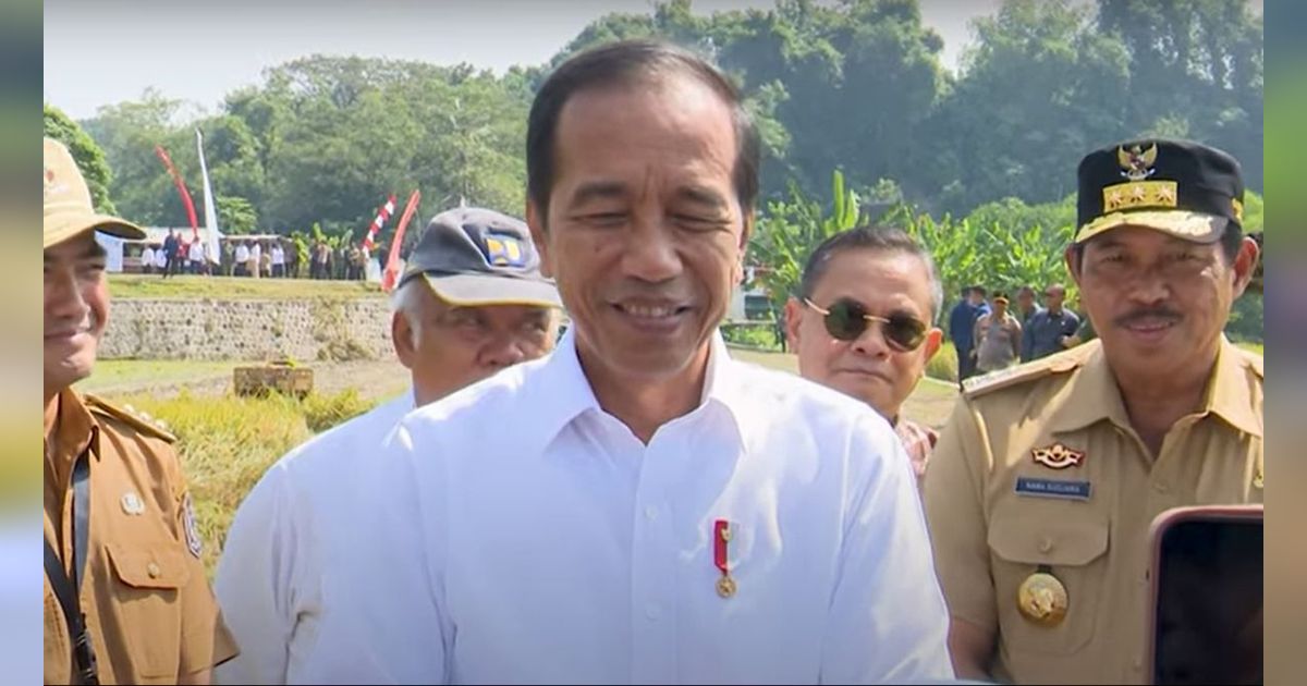 Senyum Jokowi Saat Ditanya Soal Pejudi Terima Bansos: Enggak Ada