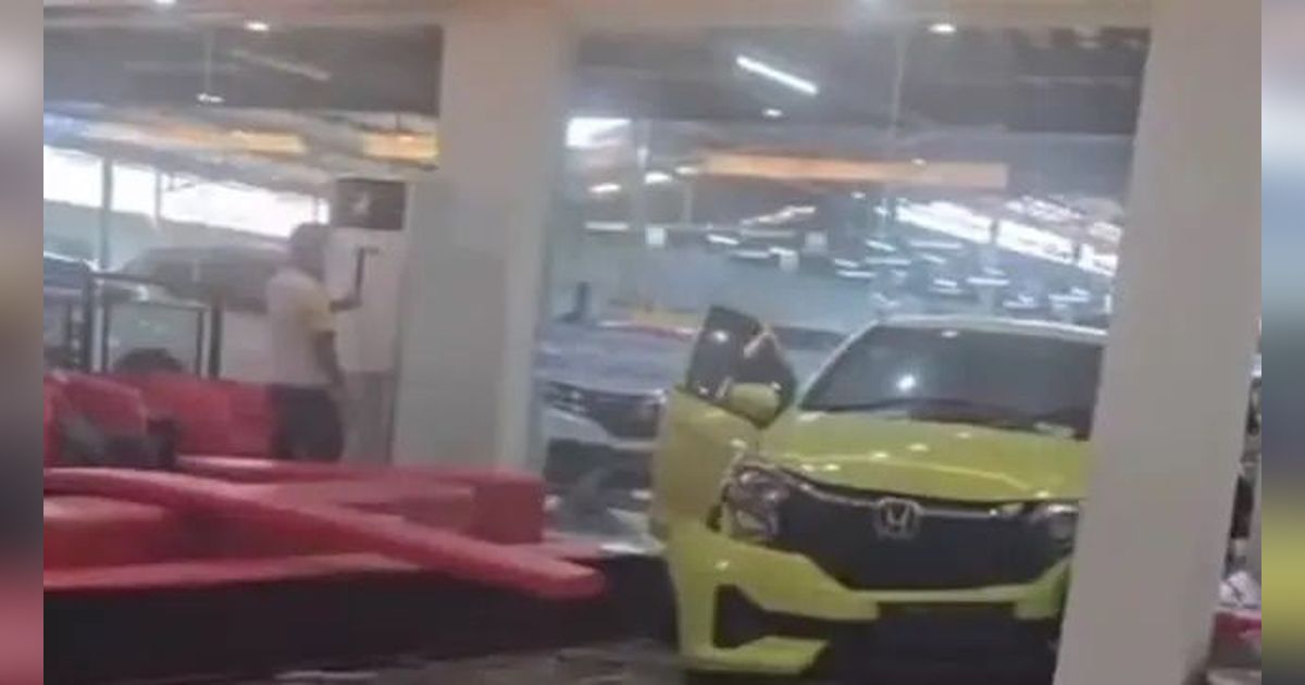 Viral Honda Brio Hilang Kendali dan Tabrak Pintu Kaca Showroom di Palembang