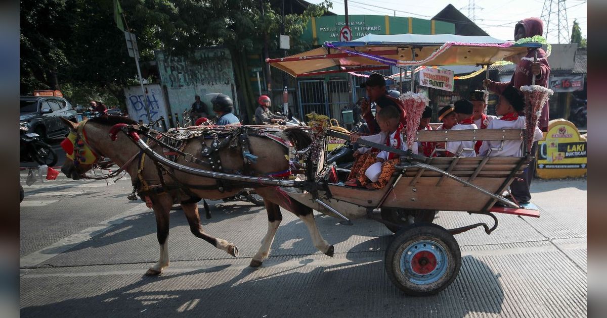 FOTO: Meriahnya Arak-arakan Puluhan Penganten Sunat Sambut HUT ke-497 DKI Jakarta