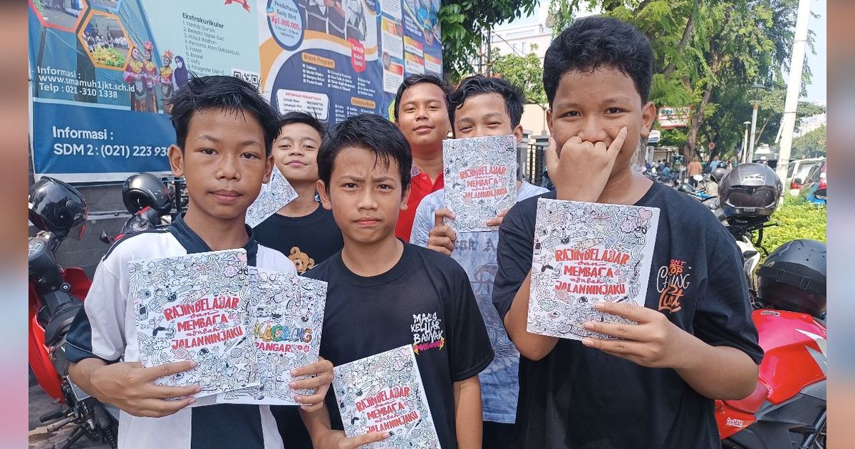 Kaesang Bagikan Buku Bertulis Namanya ke Siswa Sekolah di Jakarta