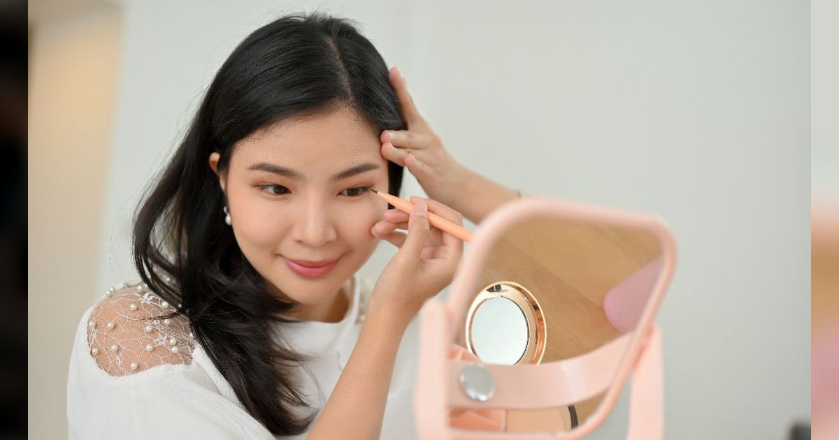 Ingin Bikin Wing Liner yang Tajam? Coba Gunakan Concealer Warna Terang