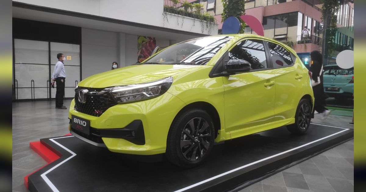 Viral Honda Brio Tabrak Pintu Kaca Showroom di Palembang Gara-Gara OB Terinjak Gas