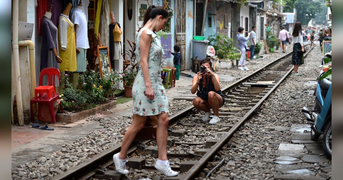 Pemilik Kafe Hanoi Didenda Rp4,8 Juta Karena Biarkan Turis Berfoto di Tengah Rel Kereta