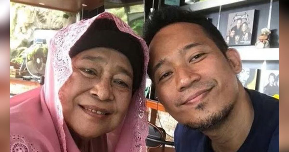 Cerita Haru Denny Cagur Membelikan Rumah Pertama untuk Ibunda, Sempat Tak Percaya Hingga Menitikan Air Mata