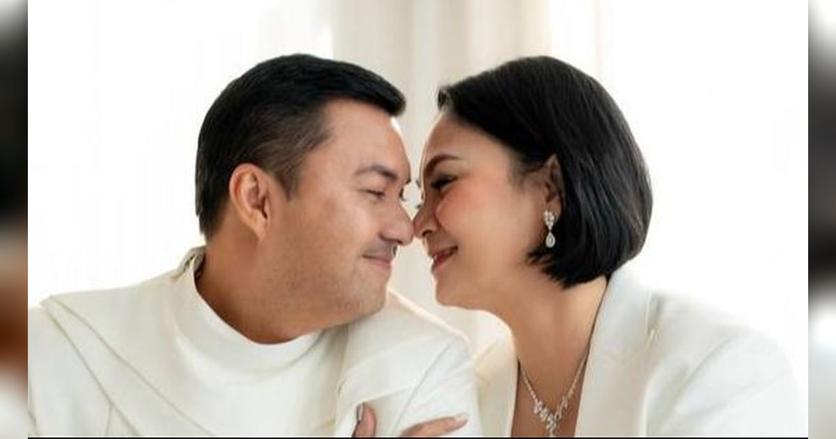 8 Potret Perayaan Ulang Tahun ke-25 Pernikahan Anjasamara dan Dian Nitami yang Makin Romantis