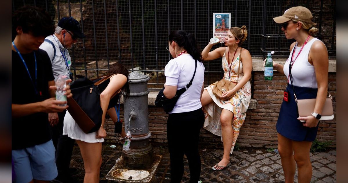 FOTO: Potret Gelombang Panas Eropa Menyiksa Turis-Turis di Roma Italia