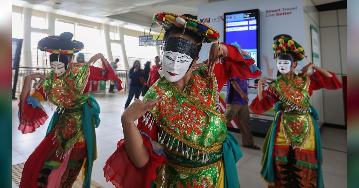 FOTO: Semarak HUT Jakarta, Tari Topeng Betawi Hibur Penumpang LRT Jabodebek