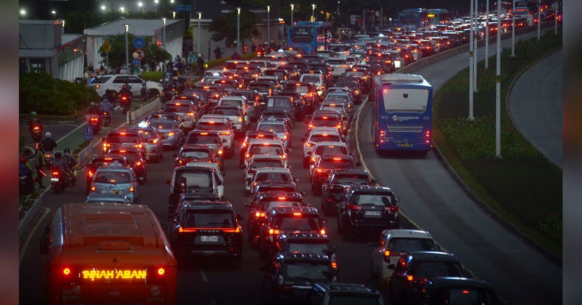 Cara Efektif Mengatasi Pecah Ban Mobil Saat Berkendara di Kecepatan Tinggi