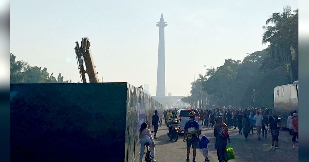 Suasana Kawasan Monas Minggu Pagi Seusai Perayaan Puncak HUT Jakarta