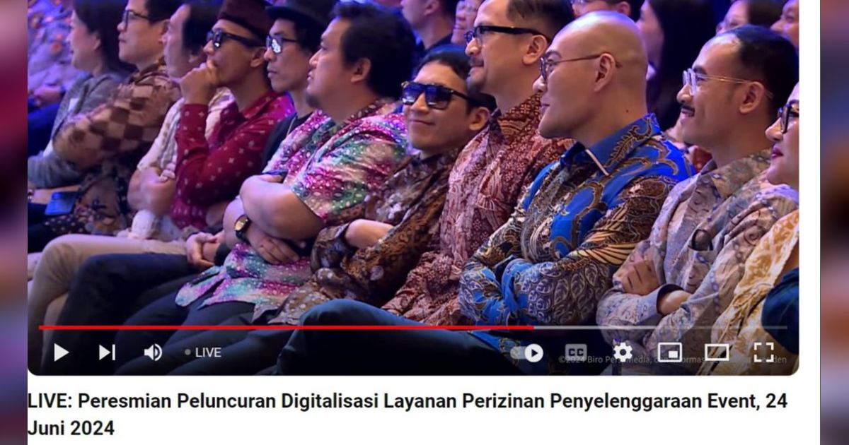 Tertangkap Kamera! Senyum Desta & Deddy Corbuzier saat Jokowi Sentil Ruwetnya Perizinan Event