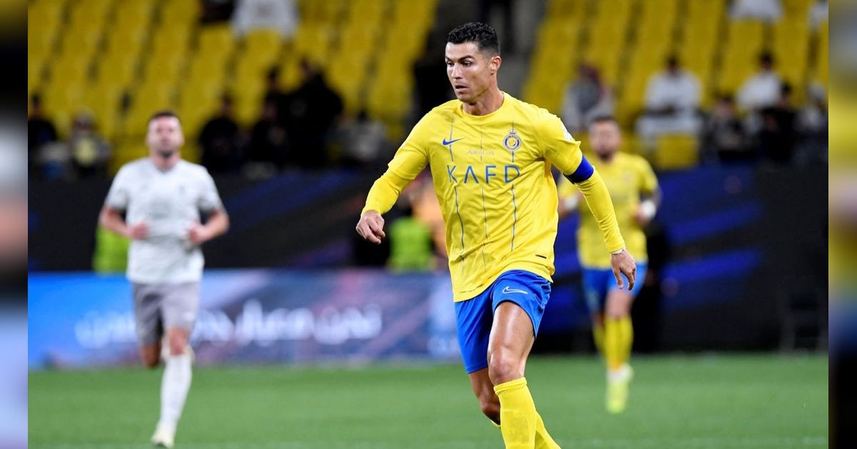 Momen Bocah Cewek Pendamping Sepak Bola Usap Badan Cristiano Ronaldo, Reaksinya Salting Bikin Gemas