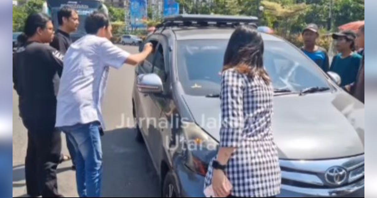 Teriak Histeris, Detik-detik Wanita Nekat Hentikan Taksi Online yang Tabrak Mobilnya di Ancol hingga Tubuhnya Terseret