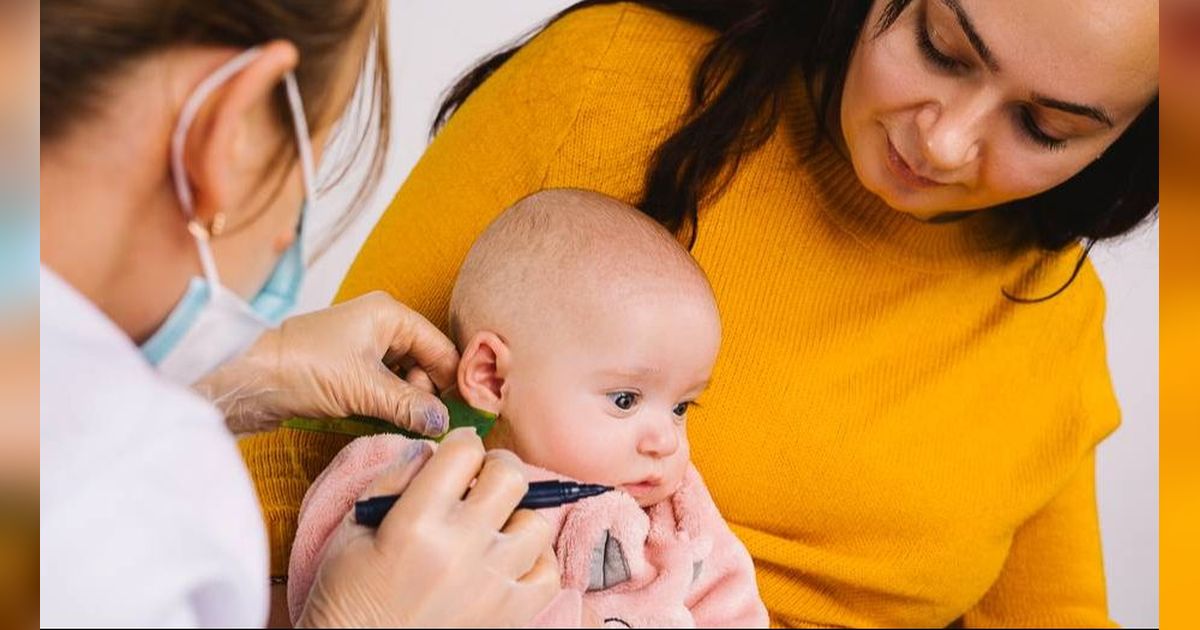 Cara Aman Bersihkan Telinga Bayi Menurut Dokter, Bukan Pakai Cotton Bud