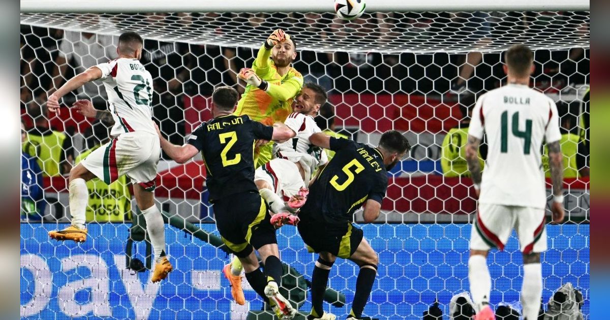 FOTO: Horor! Ini Detik-Detik Barnabas Varga Terkapar Usai Benturan dengan Angus Gunn di Laga Grup A Euro 2024, Skotlandia Vs Hungaria